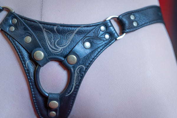 Eos leather Strap-on harness in black and brass